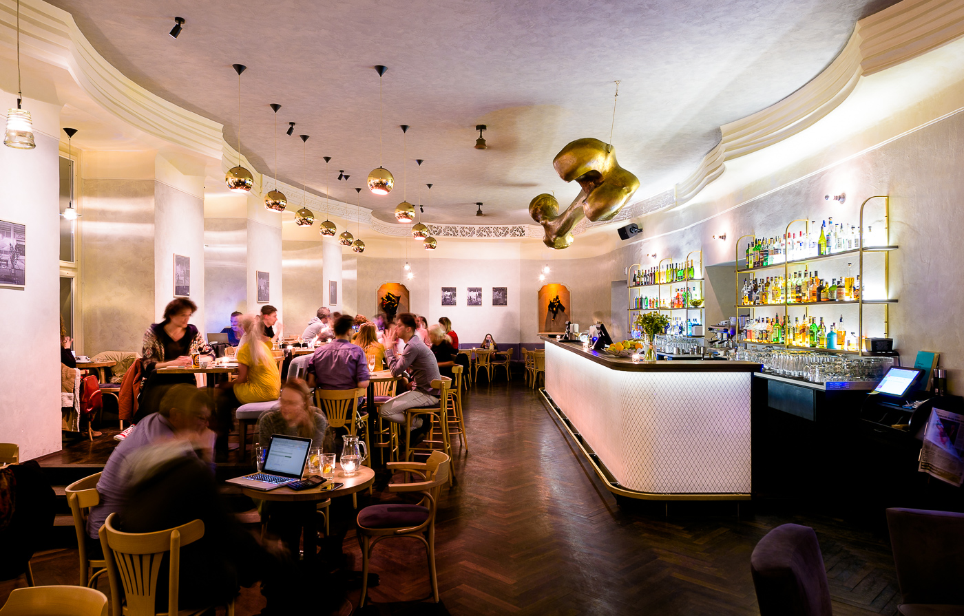 The bar and lounge at NoD